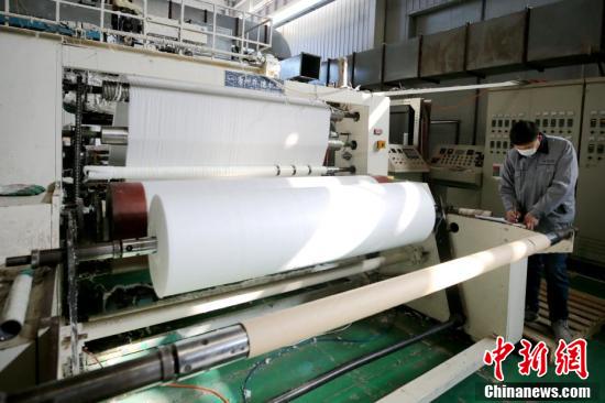 河北熔噴布工廠高效運轉(zhuǎn)，日產(chǎn)原料可滿足250萬只口罩需求